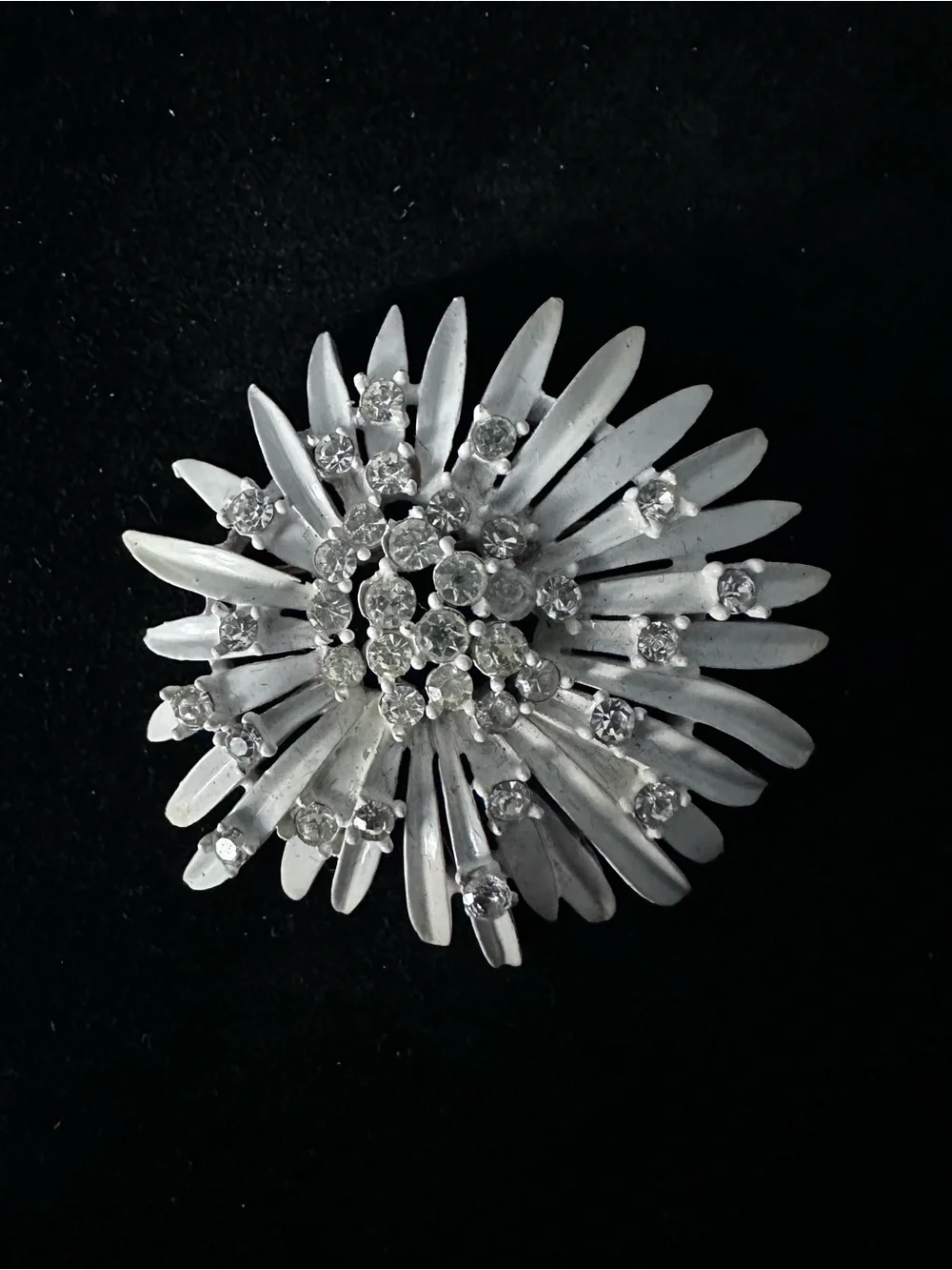 533- Vtge. Crown Trifari White enamel Floral Crystal Burst Brooch
